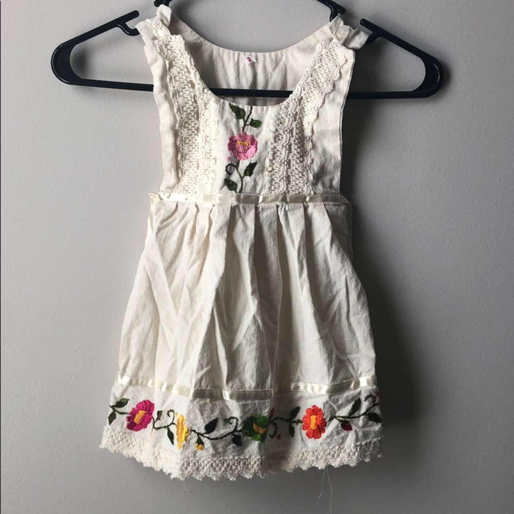 🌼 Hand Embroidered Mexican Dress Floral Lace 2